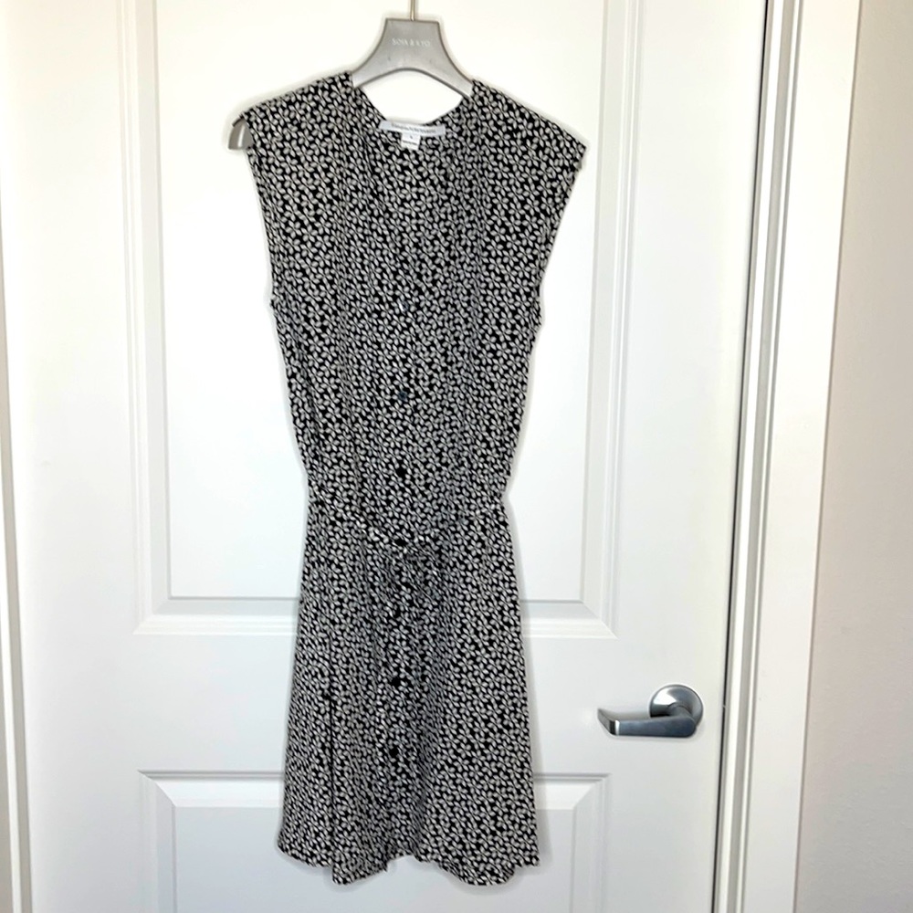 Diane von Furstenberg Sleeveless dress size 0. Flower print